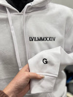 Carregar imagem no visualizador da galeria, Moletom com capuz personalizado com bordado de números romanos e data
